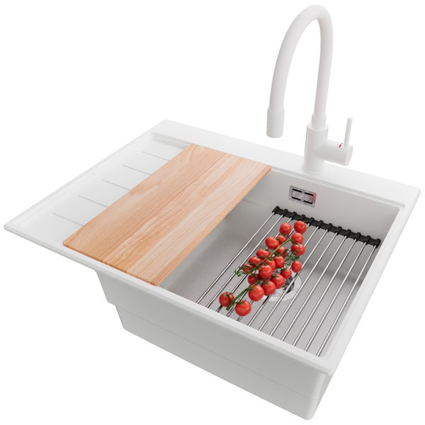 Küchenspüle mit Abtropffläche, Schneidebrett, Abtropfgitter und Armatur