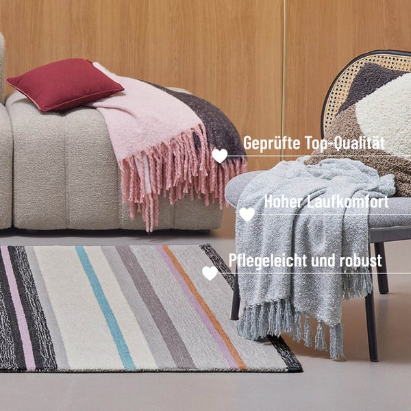 Gestreifter Teppich im Wohnzimmer mit Polstermöbeln. Text beschreibt geprüfte Qualität, hohen Laufkomfort, Pflegeleichtigkeit und Robustheit.