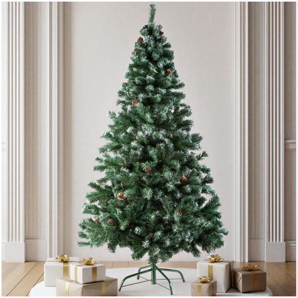 Künstlicher Weihnachtsbaum mit Tannenzapfen und Schneeoptik, dekoriert mit Geschenkpaketen vor einer klassisch eingerichteten Wand mit Säulen.