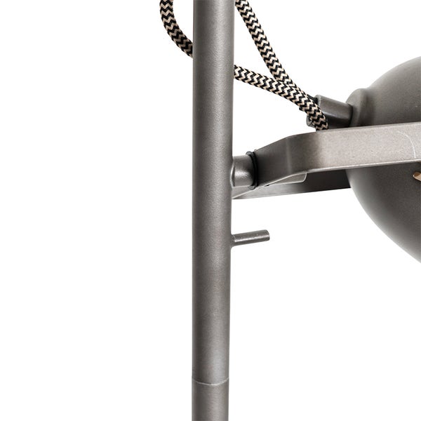 Detail einer Stehlampe mit Textilkabel