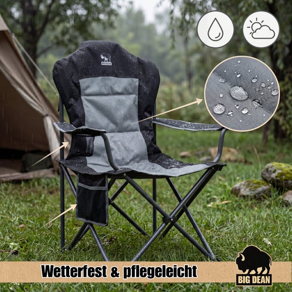 Wetterfester Campingstuhl von Big Dean mit Getränkehalter und Seitentasche auf einer Wiese vor einem Zelt stehend.