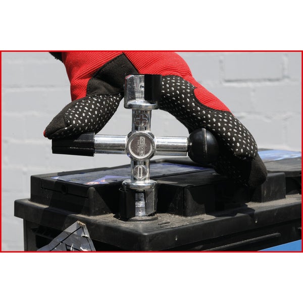 Knarrenkasten mit Ratschenschlüssel und Steckschlüsseln in verschiedenen Größen in einer schwarzen Aufbewahrungstasche