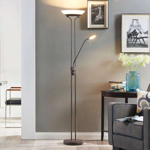 Modernes Wohnzimmer mit einem Deckenfluter aus dunklem Metall inklusive Lesearm neben einem grauen Sessel und einem Beistelltisch.