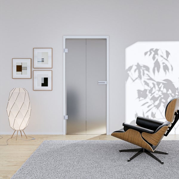 Modernes Wohnzimmer mit einer Ganzglastür aus satiniertem Glas, einem Loungesessel, einer geometrischen Stehleuchte und einem grauen Teppich.