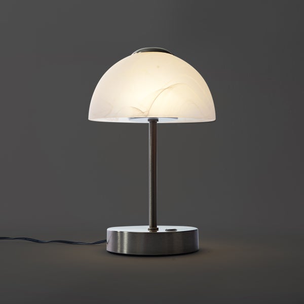 Tischleuchte mit Alabasterglas-Schirm und gebürstetem Metallfuß.