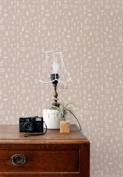 Blumentapete mit Tisch, Lampe und Kamera