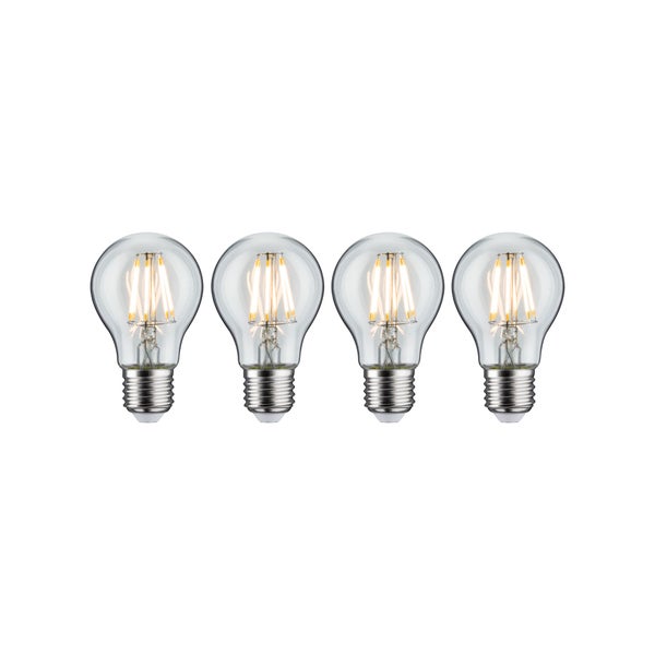 Heller Wohnraum mit Esstisch, Stühlen, Kamin und Kommode für ein gemütliches Ambiente