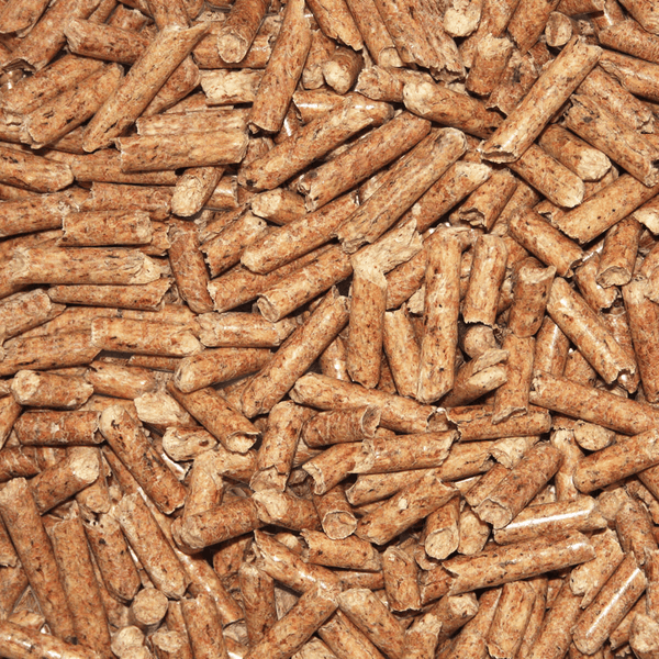 Nahaufnahme von Holzpellets zum Heizen aus gepresstem Holz.