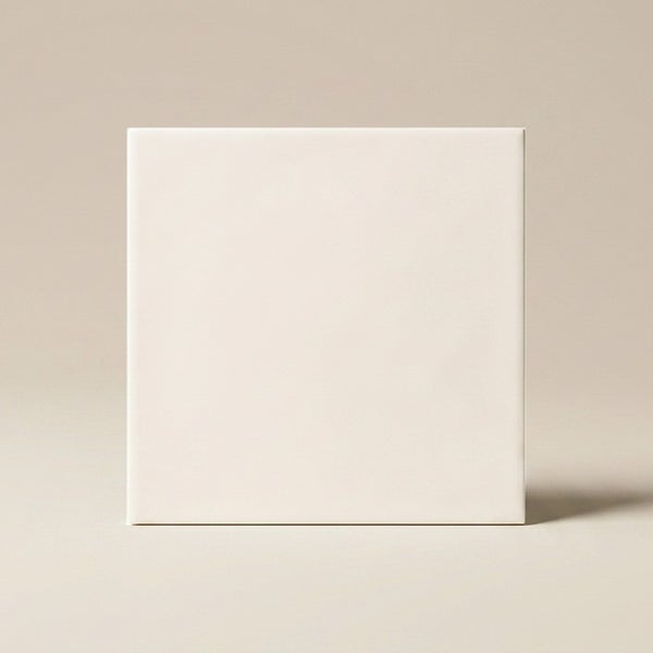 Quadratische Wandfliese in schlichtem Design