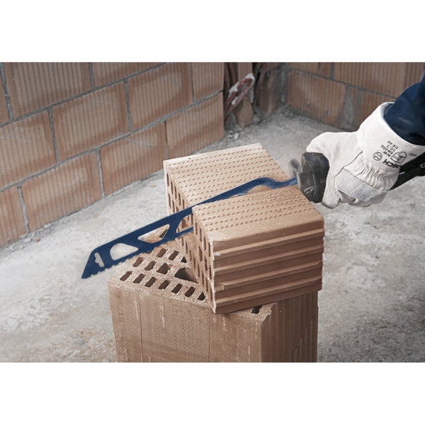 Blick auf eine Steinsäge beim Schneiden von Ziegelsteinen, ein Werkzeug für Bauarbeiten