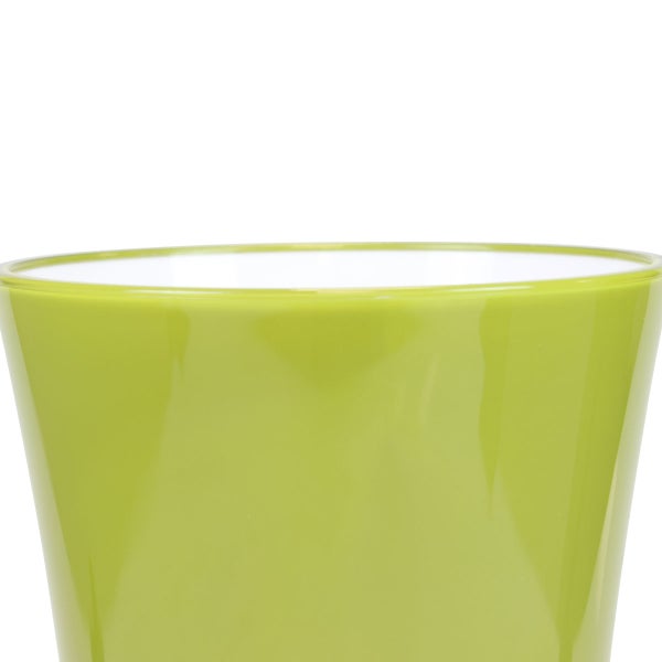 Runder, glänzender grüner Blumentopf mit weißer Innenseite.