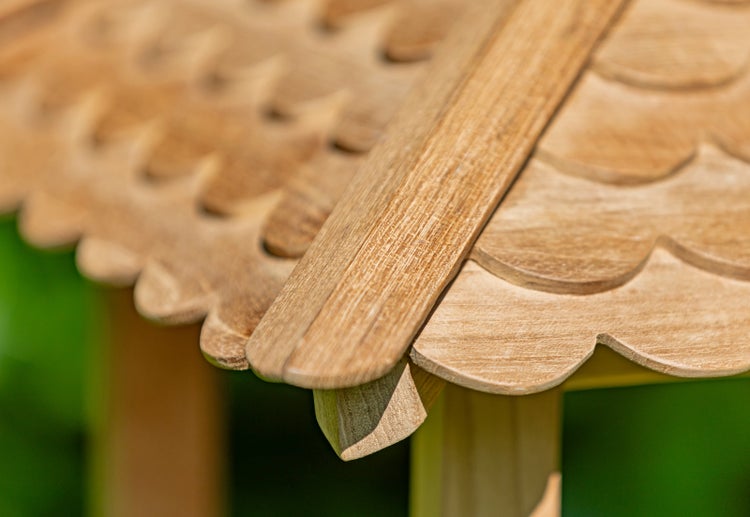 Detailansicht des Dachs eines Vogelhauses aus Holz