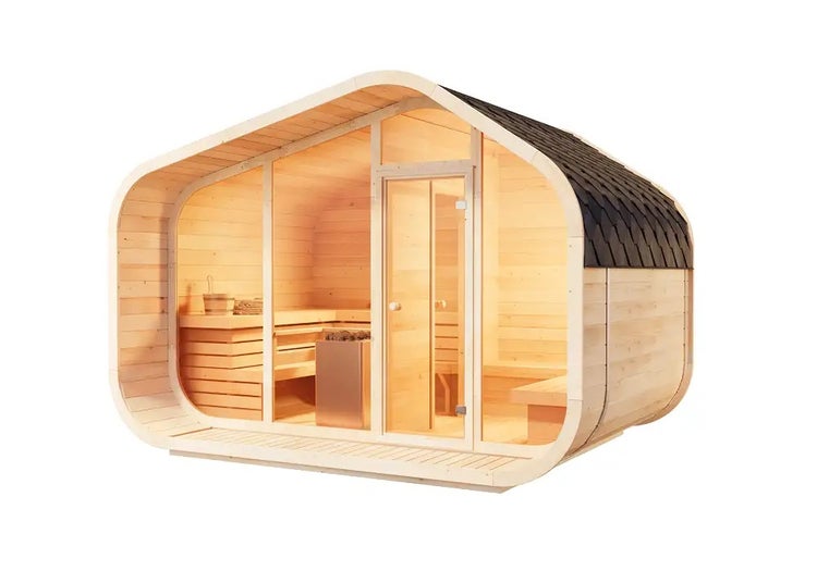 Moderne Gartensauna aus Holz mit Glasfront, Schindeldach, Inneneinrichtung mit Saunabänken und Saunaofen.