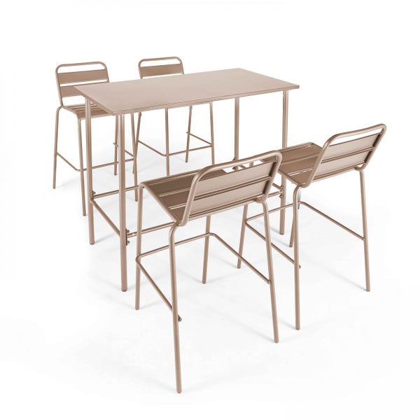 Bar-Set bestehend aus einem hohen rechteckigen Metalltisch und vier Barhockern mit Rückenlehnen und Fußstützen.