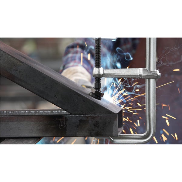 Schweißen von Metallprofilen mit Schraubzwinge