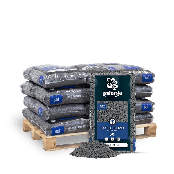 Galamio Holzhackschnitzel grau, 5 bis 60 Millimeter, 60 Liter Säcke gestapelt auf Holzpalette mit Galamio Logo und losem Material.