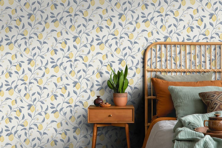 Dekoratives Zimmer mit gemusterten Tapeten, einem Bett und einem Nachttisch.