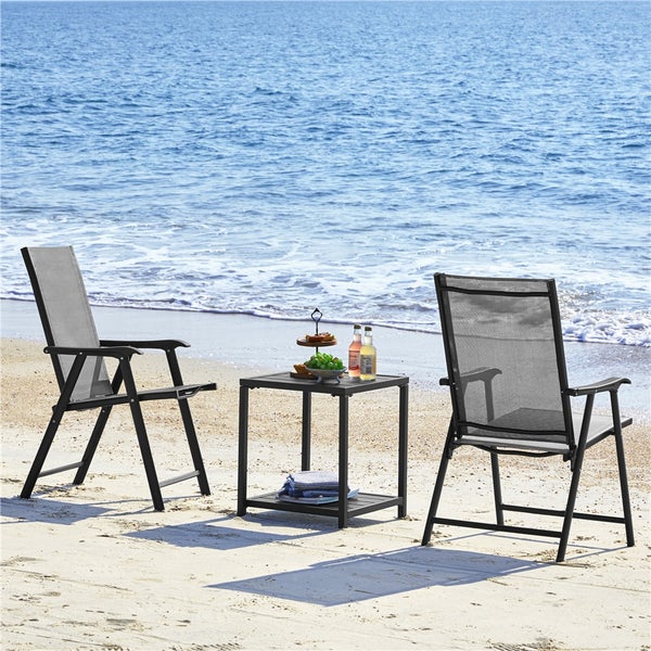 Strandszene mit zwei Klappstühlen und einem Beistelltisch mit Getränken und Snacks