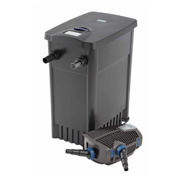 Oase Teichfilter-Set mit schwarzem Kunststoffgehäuse und passender Teichpumpe für die Wasserreinigung.