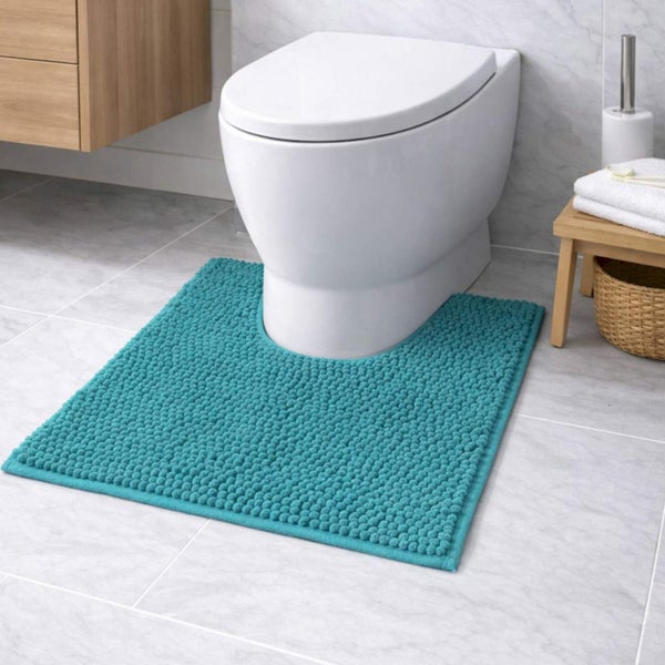 Türkisfarbener WC-Vorleger mit U-Ausschnitt in einem modernen Badezimmer vor einer weißen Toilette.