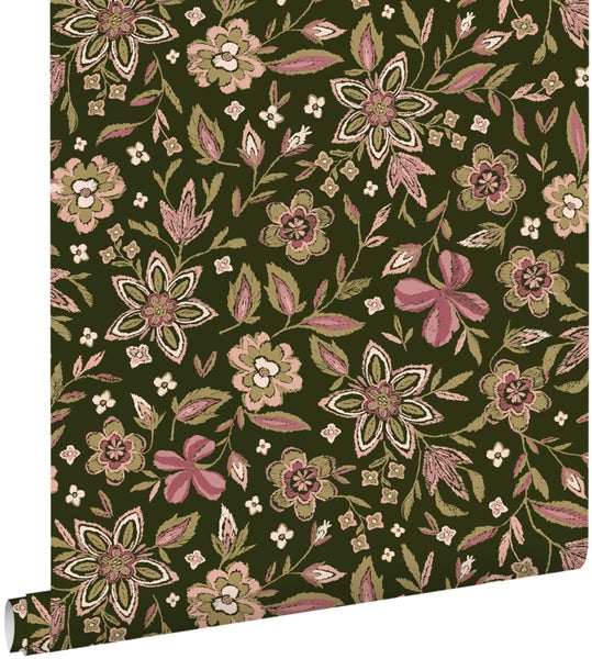 Blumentapete mit verschiedenen Blüten und Blättern in einem detaillierten floralen Muster.