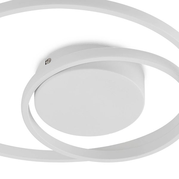 Nahaufnahme einer weißen Deckenleuchte mit geschwungenen Leuchtringen und runder Montageplatte.