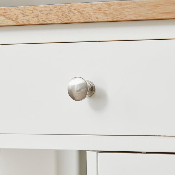 Detailaufnahme einer weißen Kommodenschublade mit rundem Metallgriff