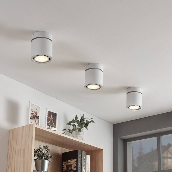 Drei weiße Deckenleuchten sind an einer Zimmerdecke montiert.