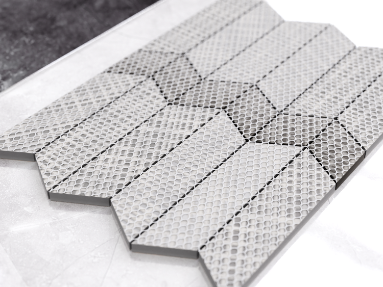 Mosaikfliese mit Chevron Muster und strukturierter Oberfläche.