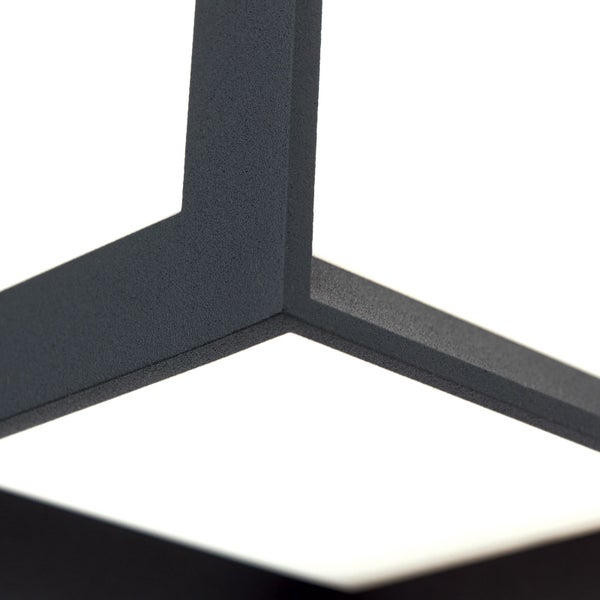 Nahaufnahme einer modernen LED-Leuchte mit strukturiertem dunklem Rahmen und beleuchteter Fläche.