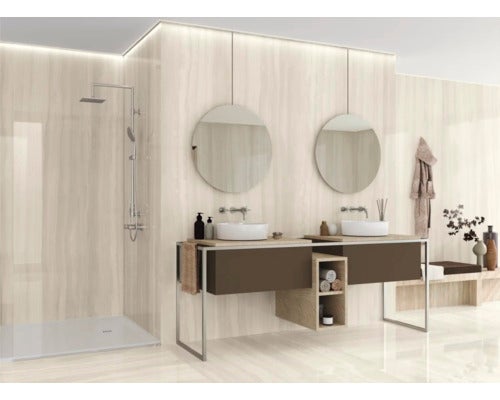 Helles Badezimmer mit Dusche, Doppelwaschtisch und runden Spiegeln.