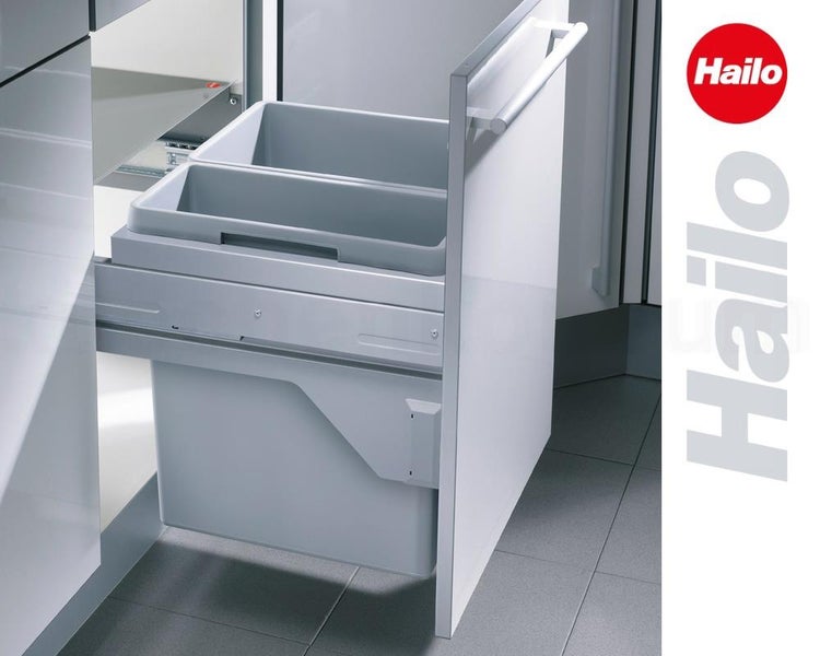 Hailo Abfalltrennsystem in einem ausgezogenen Küchenunterschrank mit mehreren Kunststoffbehältern und Hailo Logo.
