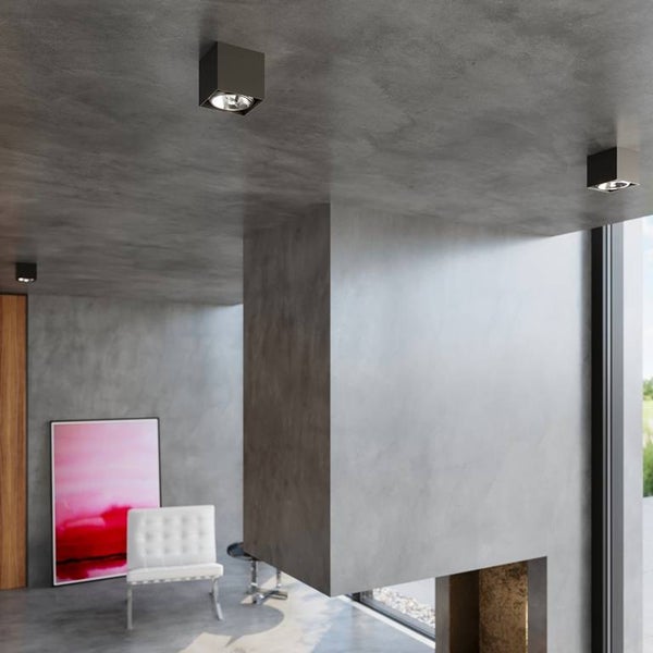 Raumansicht mit modernen, würfelförmigen Deckenleuchten