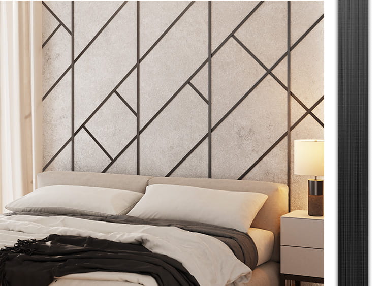 Schlafzimmer mit Bett, Nachttischlampe und Wandgestaltung mit geometrischen Mustern