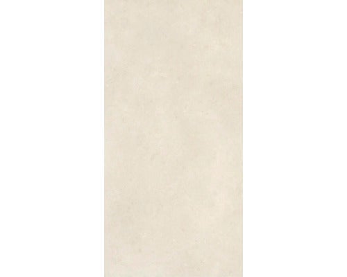 Rechteckige Bodenfliese und Wandfliese aus Feinsteinzeug mit einer hellen Steinoptik.