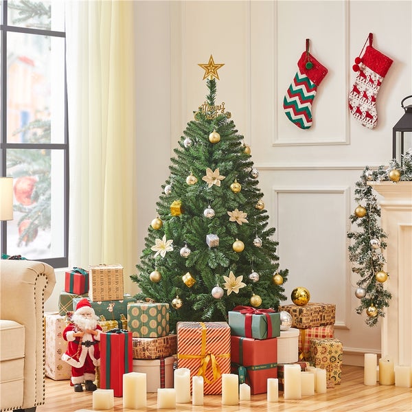 Weihnachtszimmer mit geschmücktem Tannenbaum, Geschenken und Dekorationen.