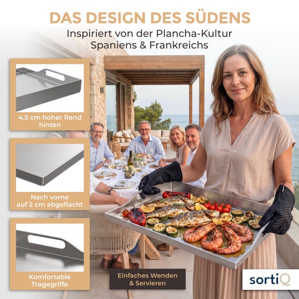 SortiQ Plancha Grillplatte aus Edelstahl für einfaches Wenden und Servieren von Grillgut auf einer Terrasse mit Menschen im Hintergrund