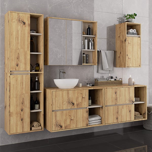 Modernes Badezimmer-Set mit Holzoptik, Waschbecken, Spiegelschrank und Stauraumelementen vor grauem Hintergrund
