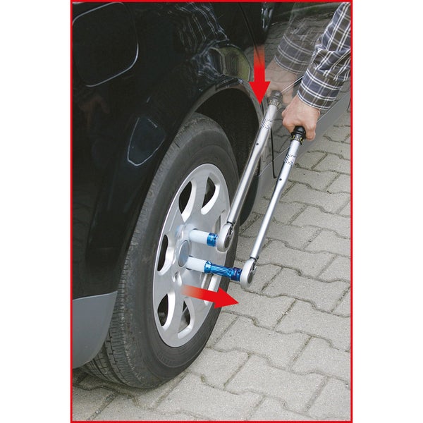 Radwechsel mit Drehmomentschlüssel am Auto