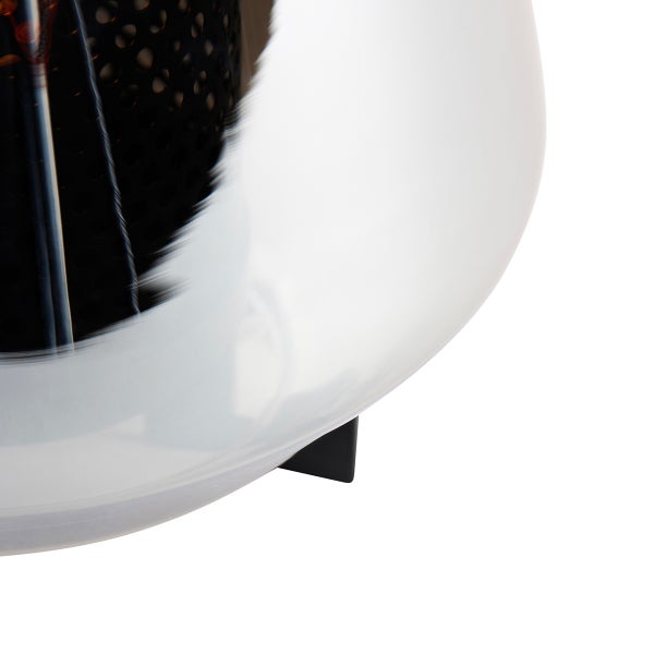 Detailaufnahme einer dekorativen Leuchte mit Metallfuß