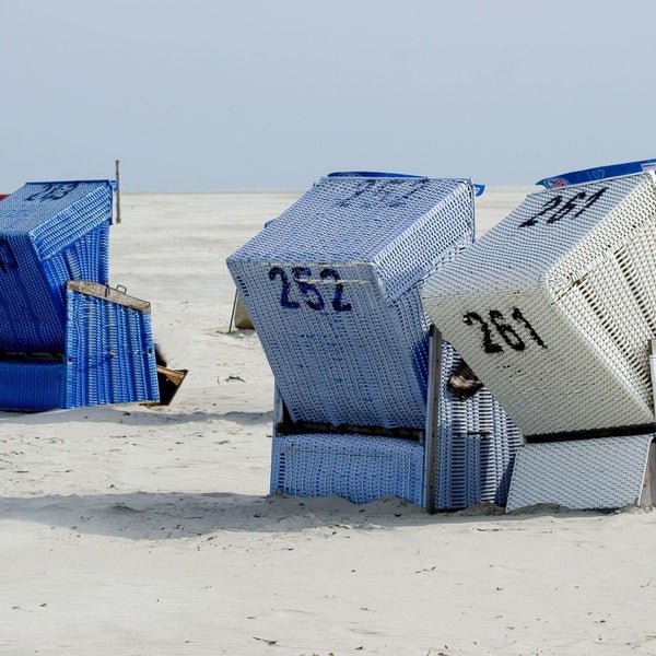 Mehrere Strandkörbe aus Korbgeflecht am Strand