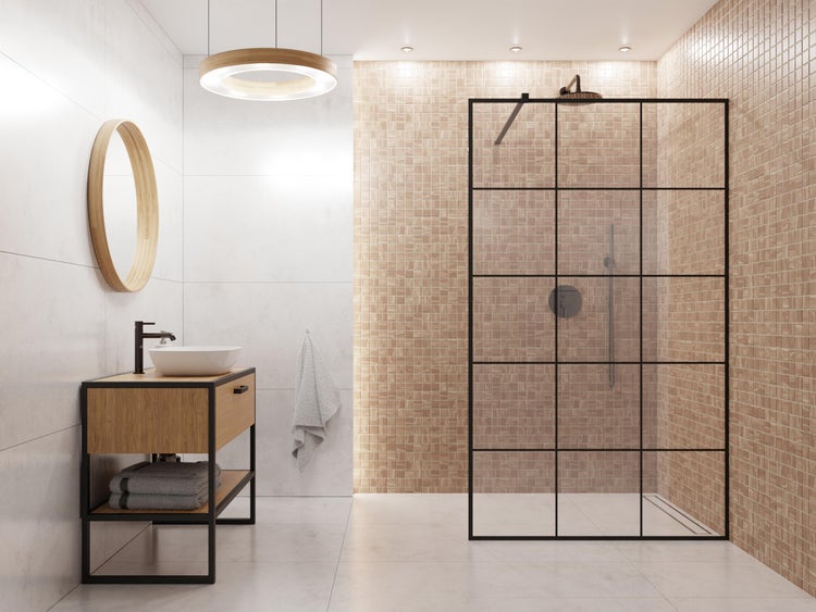 Modernes Badezimmer mit begehbarer Dusche, Duschwand mit schwarzem Gitterrahmen, Holz-Waschtisch mit Aufsatzbecken und rundem Holzspiegel.
