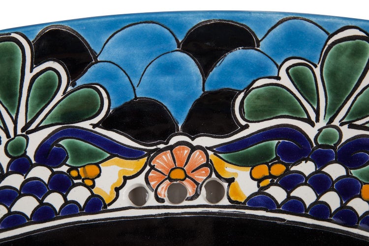 Detailansicht eines handbemalten Keramiktellers mit floralen und geometrischen Mustern