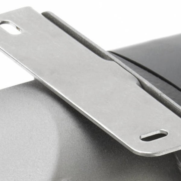 Montageplatte aus Metall mit Langlöchern zur Befestigung.