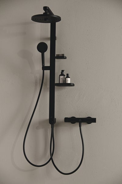 Schwarze Duschgarnitur mit Kopfbrause, Handbrause, Regalböden und Thermostatmischer.