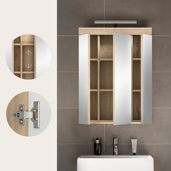 Spiegelschrank mit drei Türen, Holzoptik-Korpus, LED-Beleuchtung, höhenverstellbaren Einlegeböden und Metallscharnieren über einem Waschbecken.