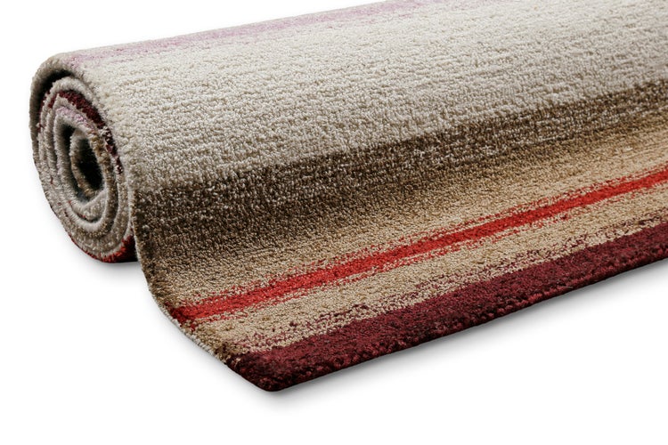 Gerollter Teppich mit Streifenmuster in Beige, Braun und Rot, weiche Textur.
