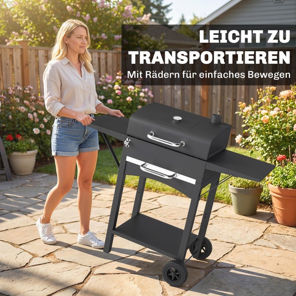 Holzkohlegrill mit Beistelltischen und unterer Ablage zur organisierten Aufbewahrung von Grillzubehör, Tellern und Holzkohle.