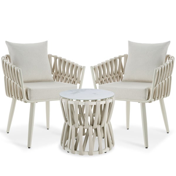 Garten Lounge Set bestehend aus zwei Sesseln mit geflochtener Rückenlehne und Kissen sowie einem runden Beistelltisch mit Marmor Optik Tischplatte