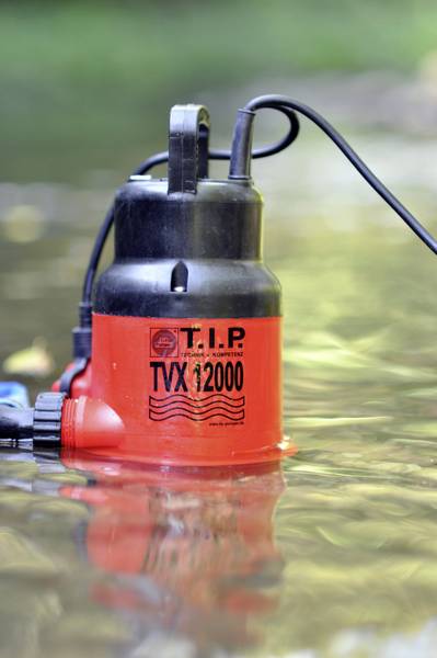 Tauchpumpe im Wasser mit T.I.P. Technik Logo